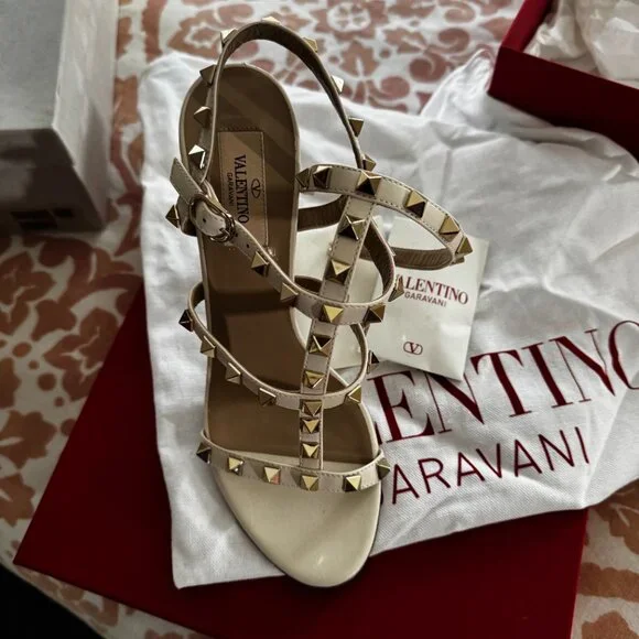 EUC Valentino White Patent Leather Rockstud Embellished T-Strap Sandals Sz 37 - Picture 4 of 10